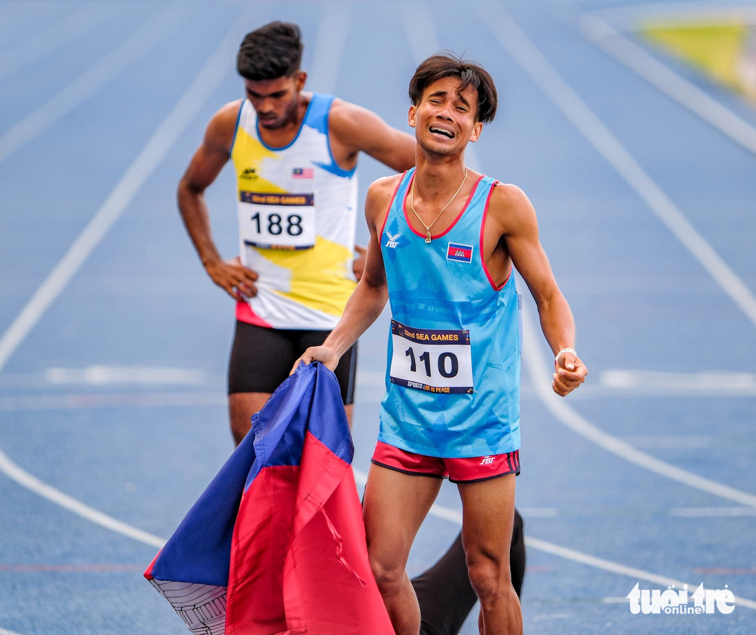 VĐV Campuchia khóc như mưa khi bất ngờ giành HCV 800m SEA Games 32 - Ảnh 4.