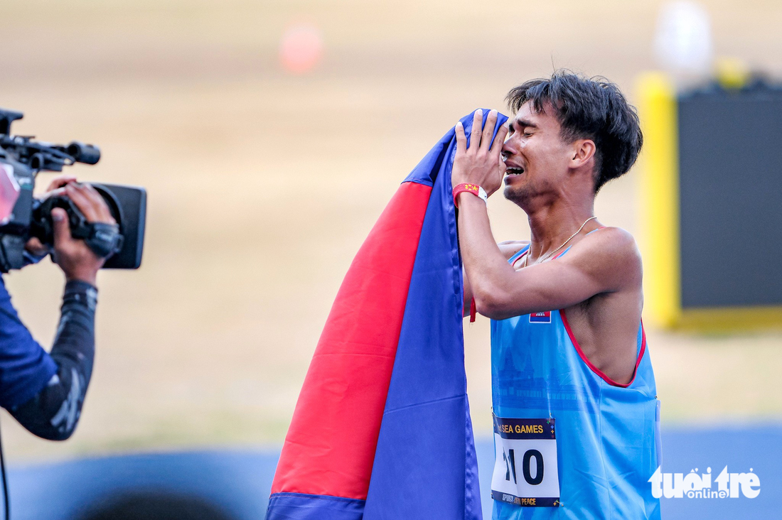 VĐV Campuchia khóc như mưa khi bất ngờ giành HCV 800m SEA Games 32 - Ảnh 6.