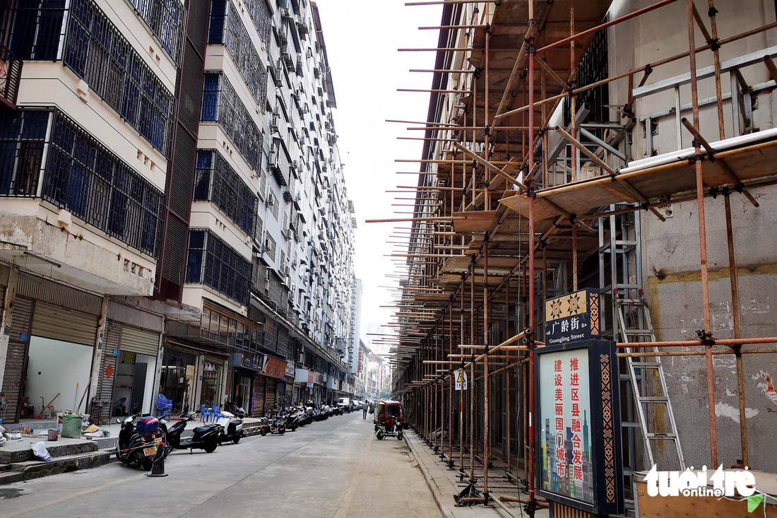 Nhiều nhà cửa, ki ốt ở chợ trung tâm Hà Khẩu vẫn đang đóng cửa để sửa sang, mong ngày kinh doanh sầm uất trở lại  - Ảnh: VŨ TUẤN