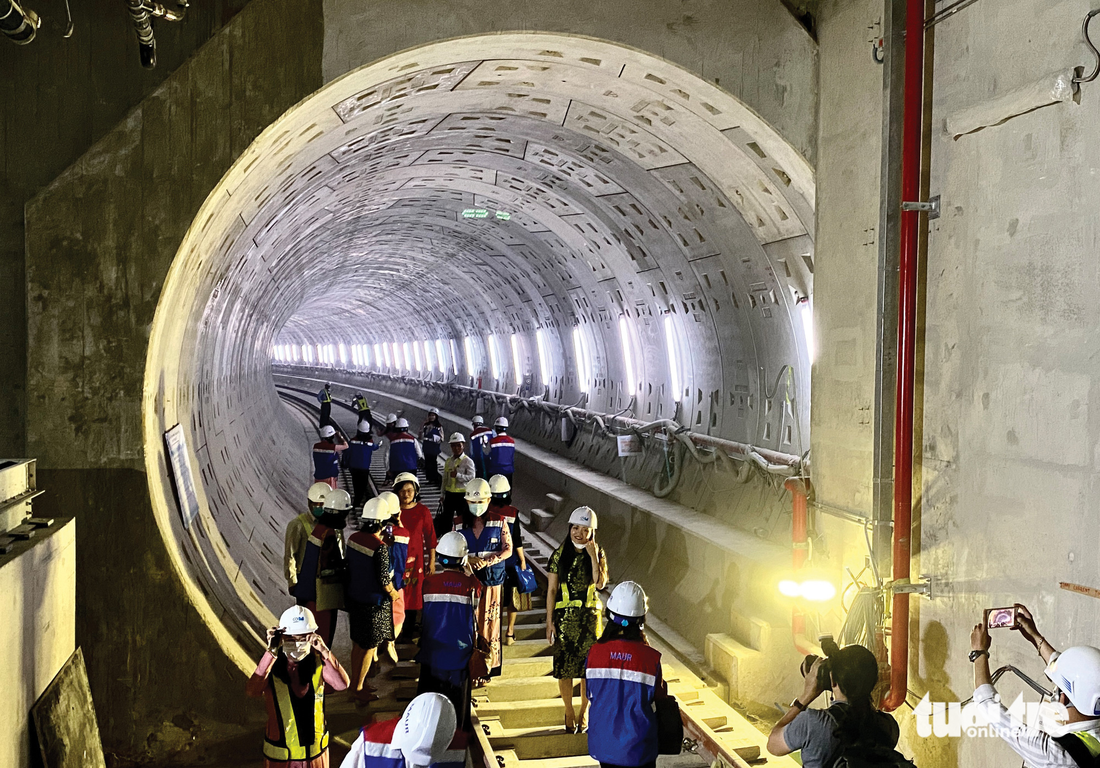 Đoàn đại biểu Hội đồng nhân dân TP.HCM tham quan hầm metro Bến Thành - Ảnh: TỰ TRUNG