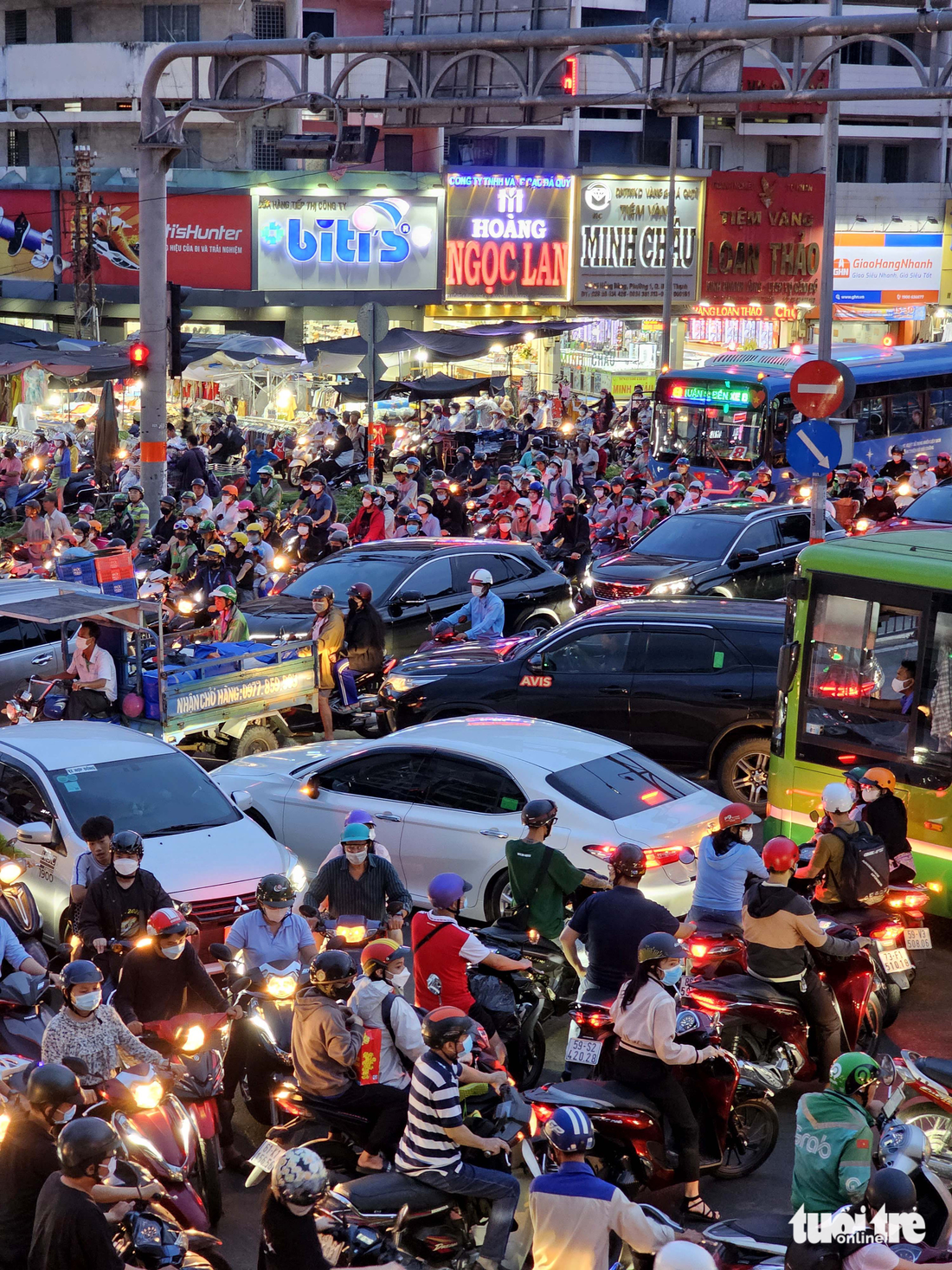 Kẹt cứng xe cộ trước chợ Bà Chiểu, nhân viên xe buýt phải xuống đường hò hét phân luồng xe - Ảnh 5.