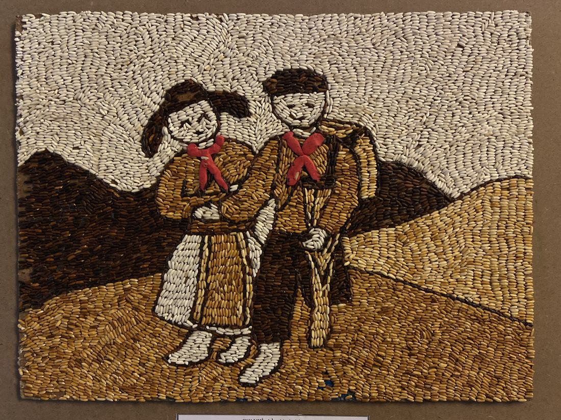 Học sinh người dân tộc ‘vẽ’ tranh từ hàng ngàn hạt gạo mừng sinh nhật Bác Hồ - Ảnh 1.