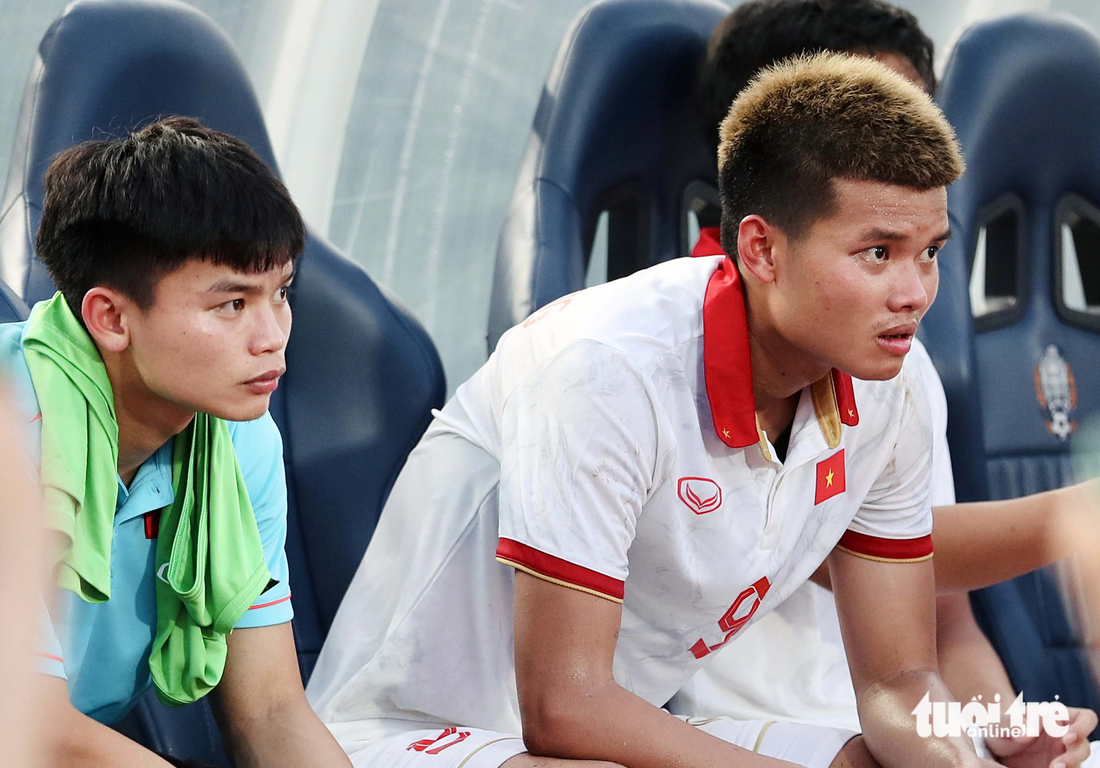 Cầu thủ U22 Việt Nam cay mắt thẫn thờ sau trận thua U22 Indonesia - Ảnh 2.