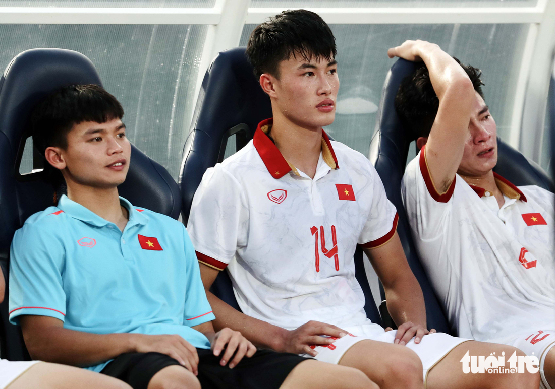 Cầu thủ U22 Việt Nam cay mắt thẫn thờ sau trận thua U22 Indonesia - Ảnh 4.