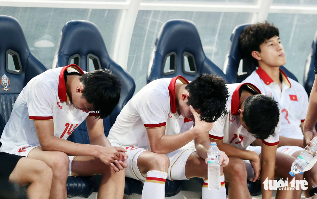 Cầu thủ U22 Việt Nam cay mắt thẫn thờ sau trận thua U22 Indonesia - Ảnh 5.