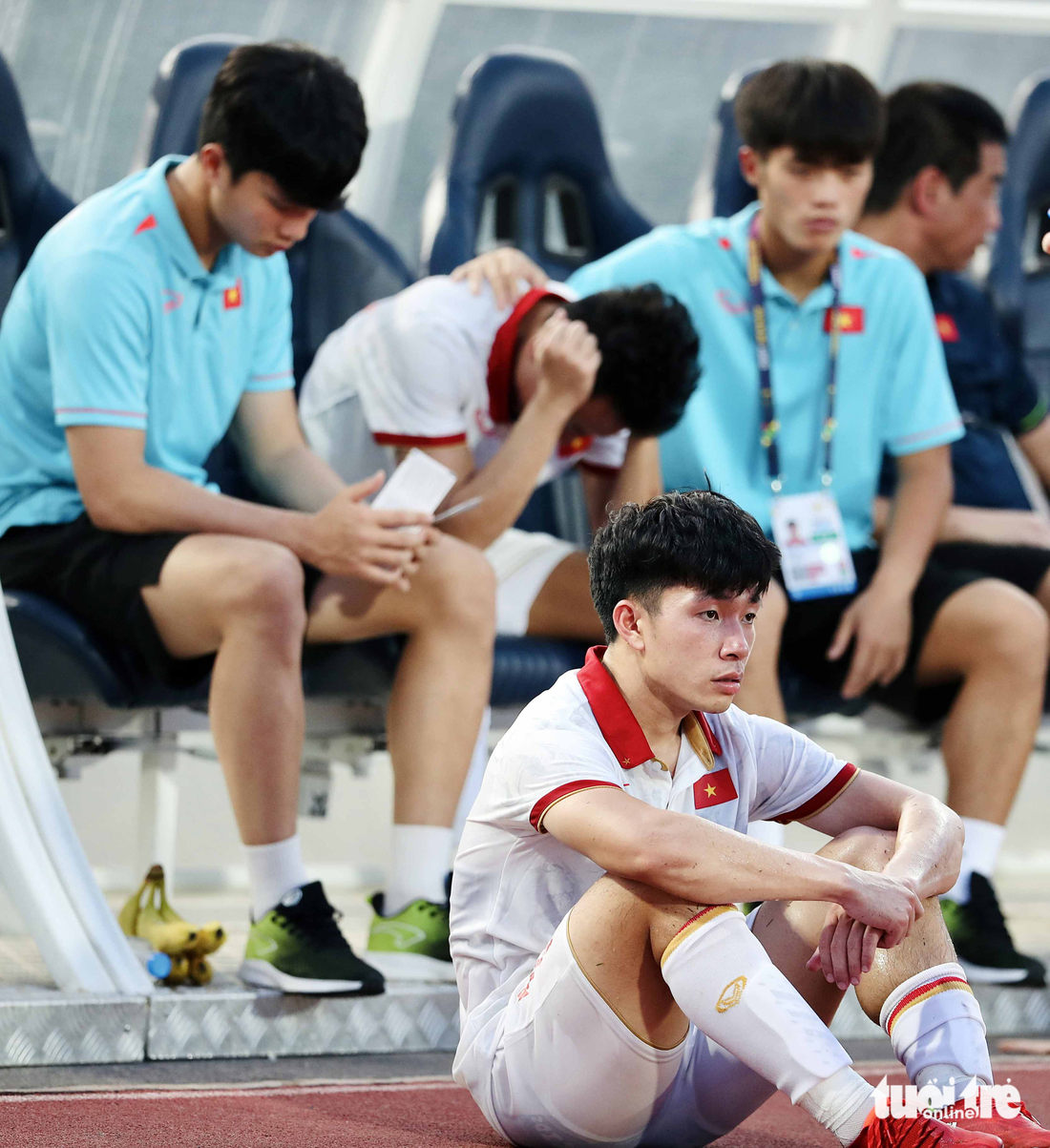 Cầu thủ U22 Việt Nam cay mắt thẫn thờ sau trận thua U22 Indonesia - Ảnh 6.
