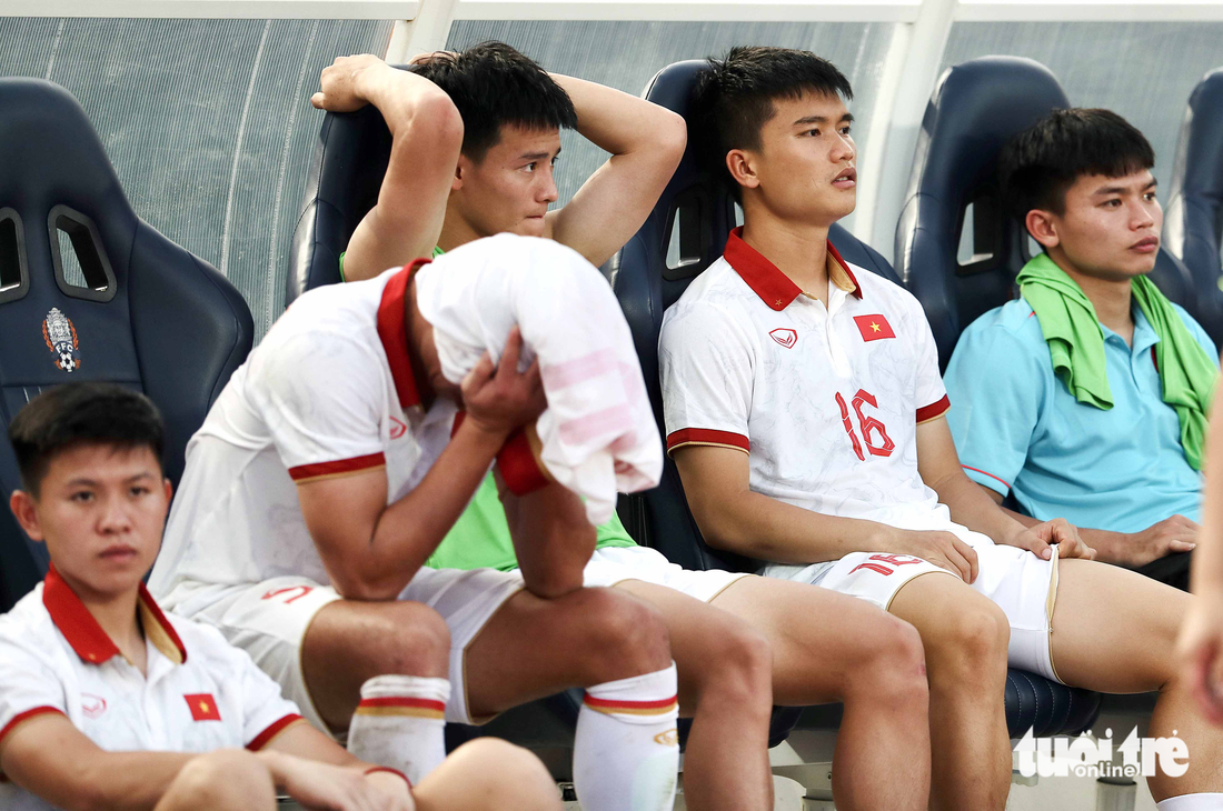 Cầu thủ U22 Việt Nam cay mắt thẫn thờ sau trận thua U22 Indonesia - Ảnh 7.
