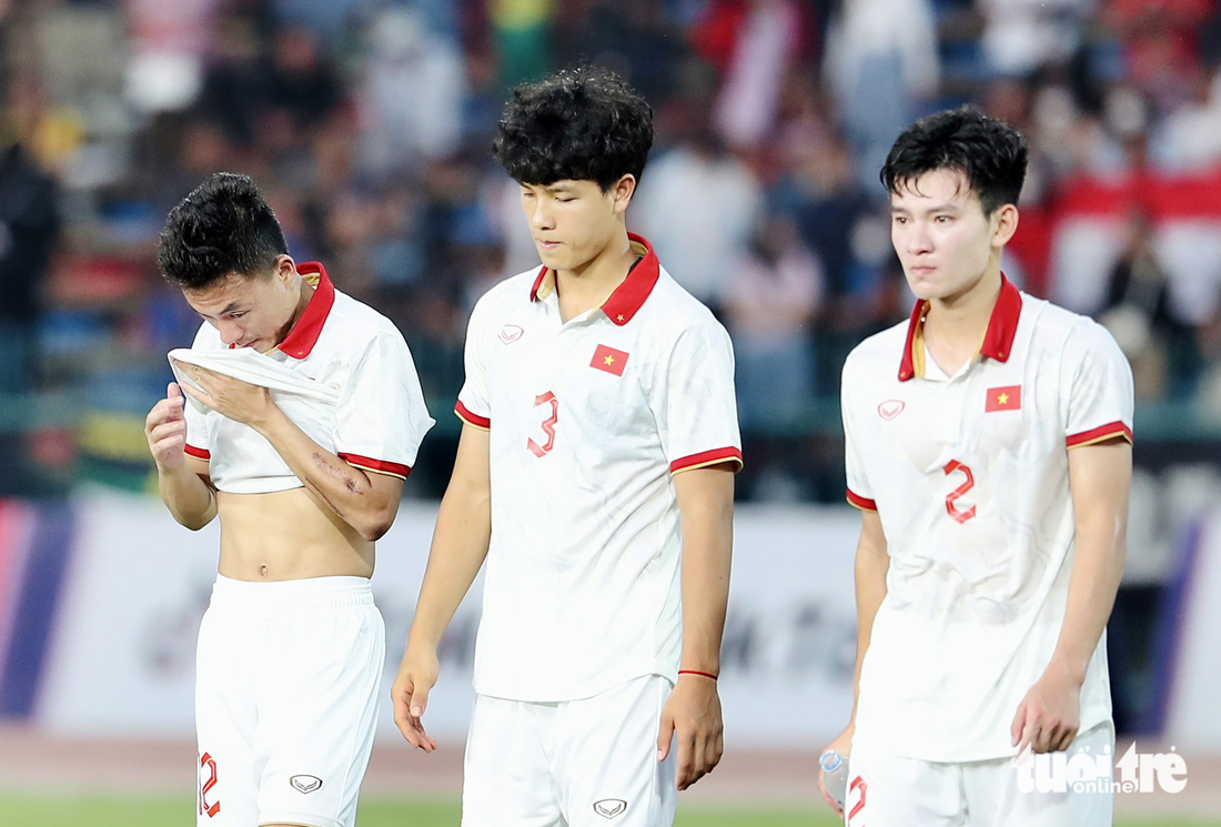 Cầu thủ U22 Việt Nam cay mắt thẫn thờ sau trận thua U22 Indonesia - Ảnh 9.