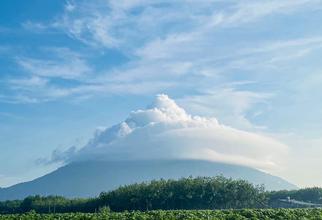 Núi Bà Đen tiếp tục xuất hiện ‘dĩa mây’ - Ảnh 2.