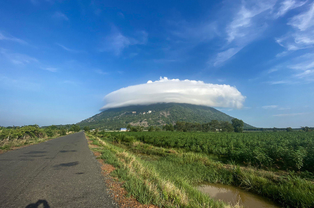 Núi Bà Đen tiếp tục xuất hiện ‘dĩa mây’ - Ảnh 1.