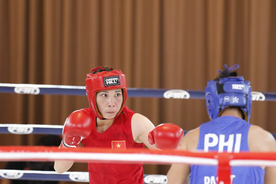 Hà Thị Linh (giáp đỏ) thắng võ sĩ Philippines trong trận chung kết - Ảnh: HUY ĐĂNG