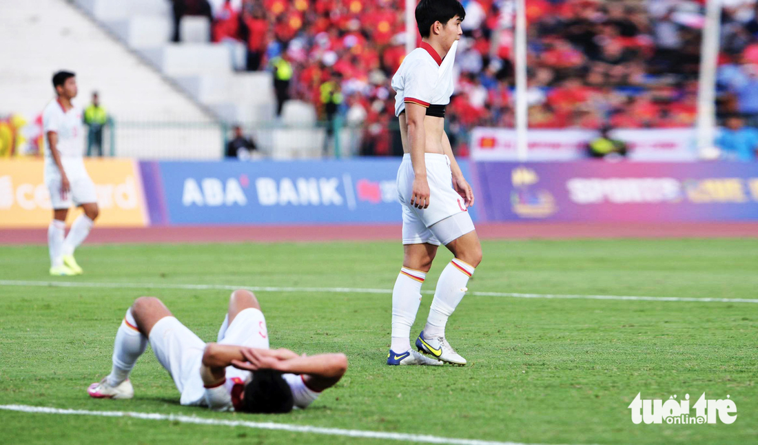 Nỗi buồn của các cầu thủ U22 Việt Nam sau trận thua Indonesia ở bán kết - Ảnh: NAM TRẦN