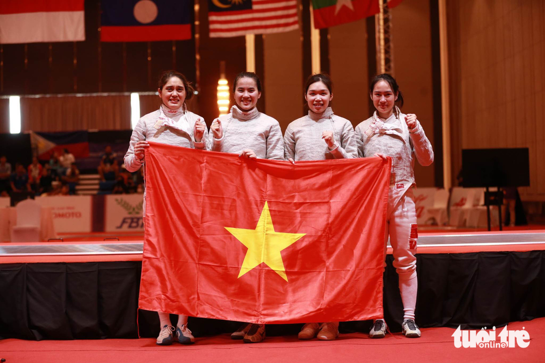 Các cô gái đấu kiếm mang về cho Việt Nam tấm HCV đồng đội nữ kiếm chém - Ảnh: HUY ĐĂNG
