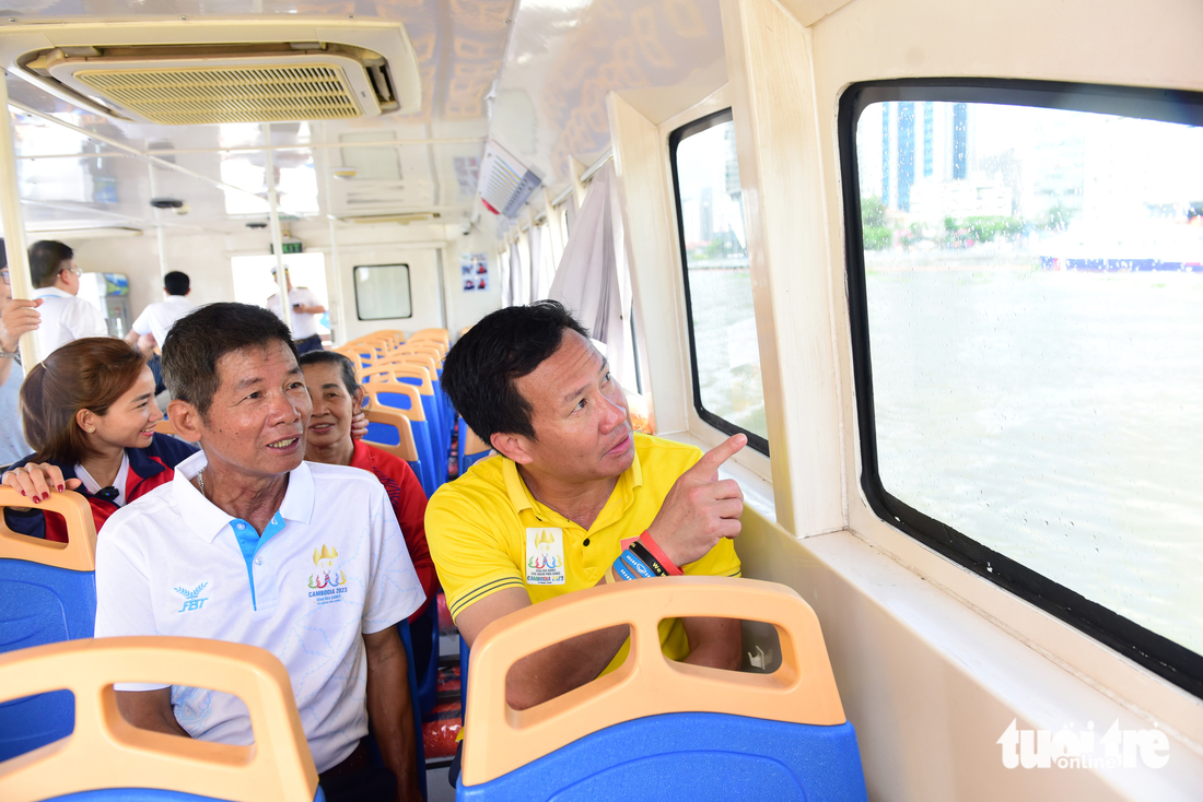 Nguyễn Thị Oanh đi buýt sông, cảm động vì những điều tuyệt vời - Ảnh 5.