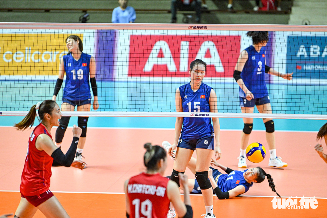 Tuyển nữ Việt Nam (áo xanh) đã thất bại trước đối thủ quá mạnh là Thái Lan ở chung kết - Ảnh: NAM TRẦN