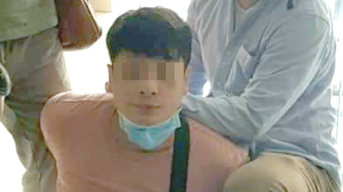 Ngày 7-6-2022, Cơ quan cảnh sát điều tra Công an quận Phú Nhuận (TP.HCM) tạm giữ Nguyễn Anh Khoa (30 tuổi) - nghi can sát hại cha ruột vì tiền - Ảnh: A.X.