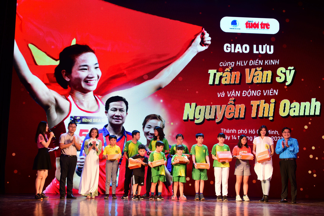 Cựu vận động viên nhảy cao Nguyễn Thị Ngọc Tâm và các học viên trung tâm phát triển chiều cao nhận quà từ doanh nghiệp đồng hành BITI'S - Ảnh: DUYÊN PHAN