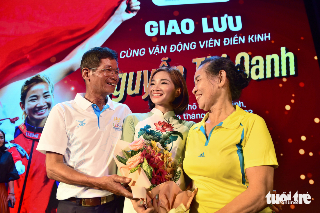 Nguyễn Thị Oanh cùng bố mẹ tham dự buổi giao lưu - Ảnh: DUYÊN PHAN