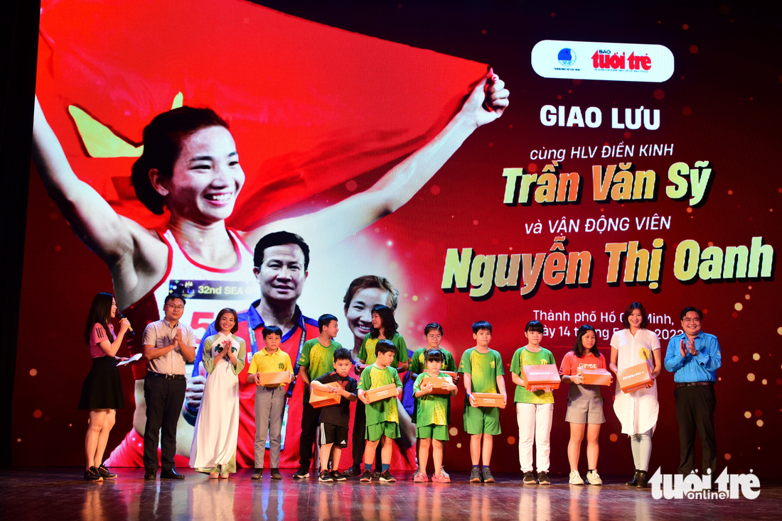 Cựu vận động viên nhảy cao Nguyễn Thị Ngọc Tâm và các học viên Trung tâm phát triển chiều cao Bằng Tâm nhận quà của đơn vị đồng hành BITI'S