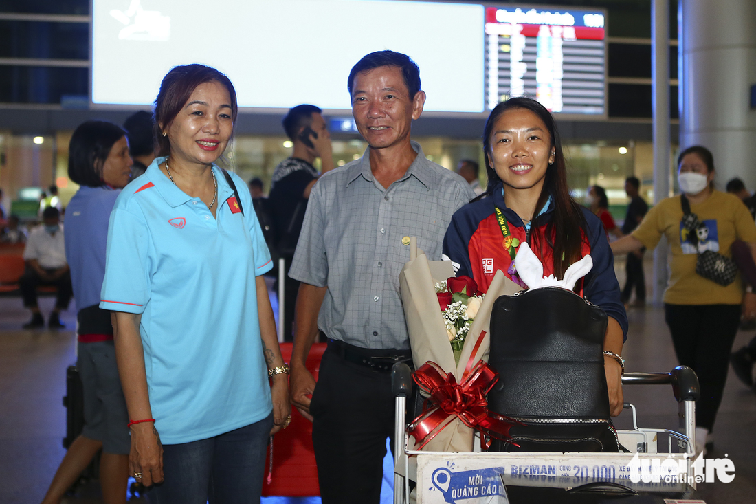 Tuyển nữ Việt Nam hạnh phúc ngày trở về - Ảnh 7.