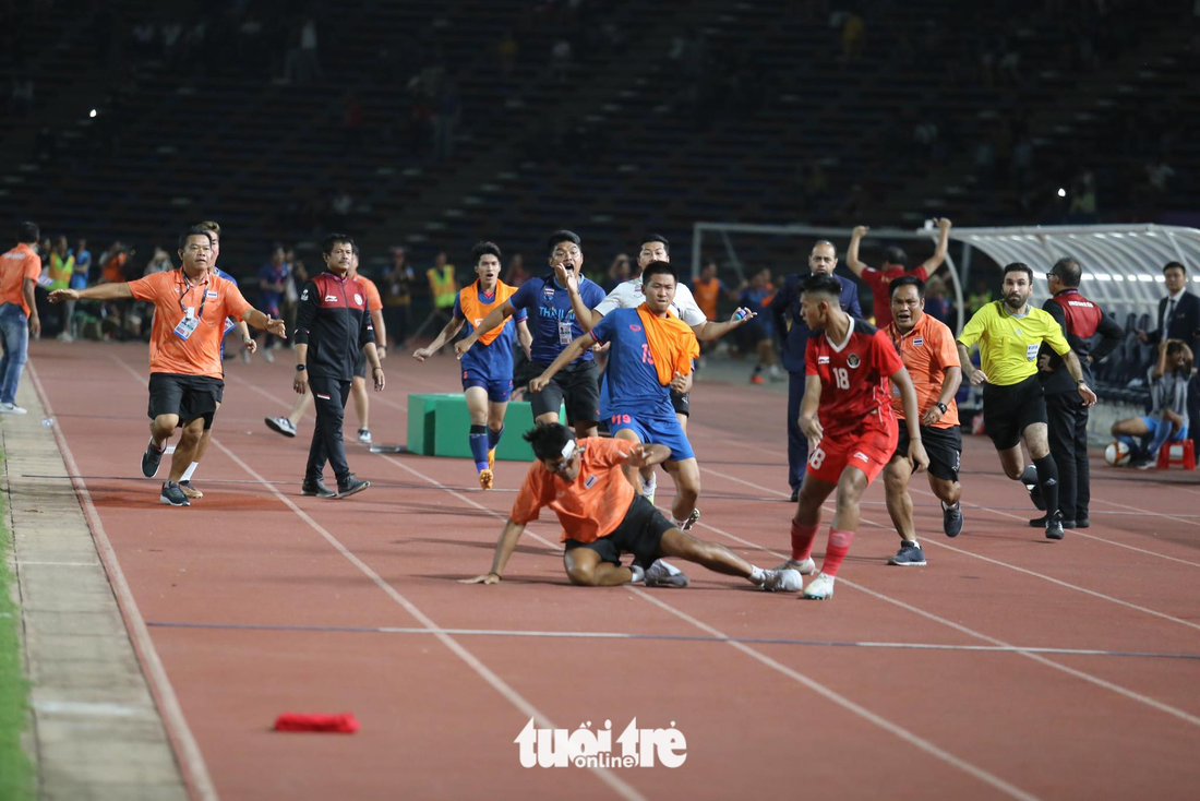 U22 Indonesia và Thái Lan hỗn chiến ở chung kết SEA Games 32 - Ảnh 7.