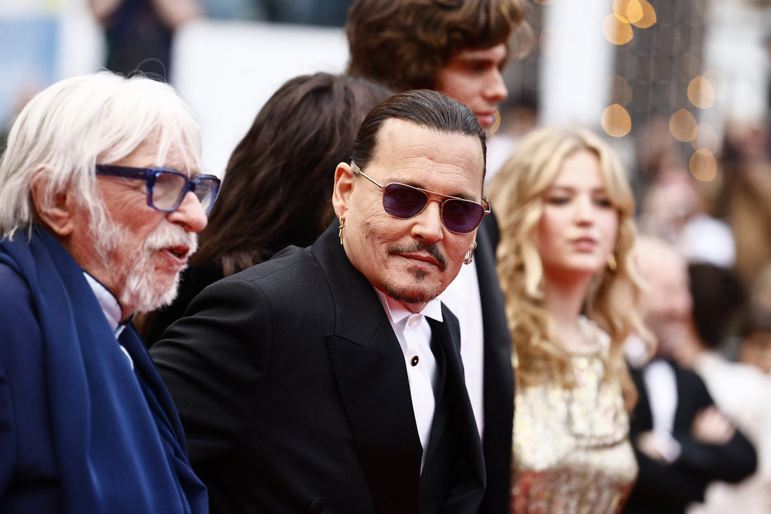 Johnny Depp bảnh bao và thu hút sự chú ý của toàn bộ khán giả cũng như cánh nhà báo trên thảm đỏ Cannes 2023 - Ảnh: REUTERS