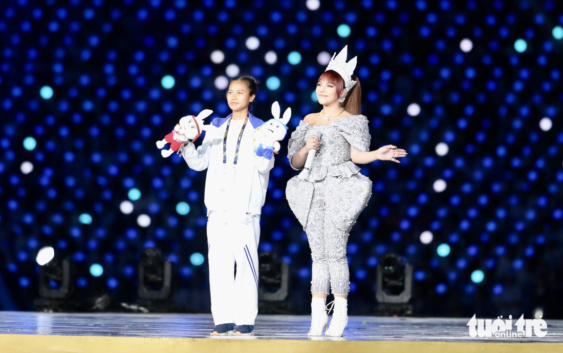 Bou Samnang (trái) xuất hiện trên sân khấu của lễ bế mạc. Cô được xem là &quot;ngôi sao&quot; ở Đại hội thể thao lần này - Ảnh: N.K