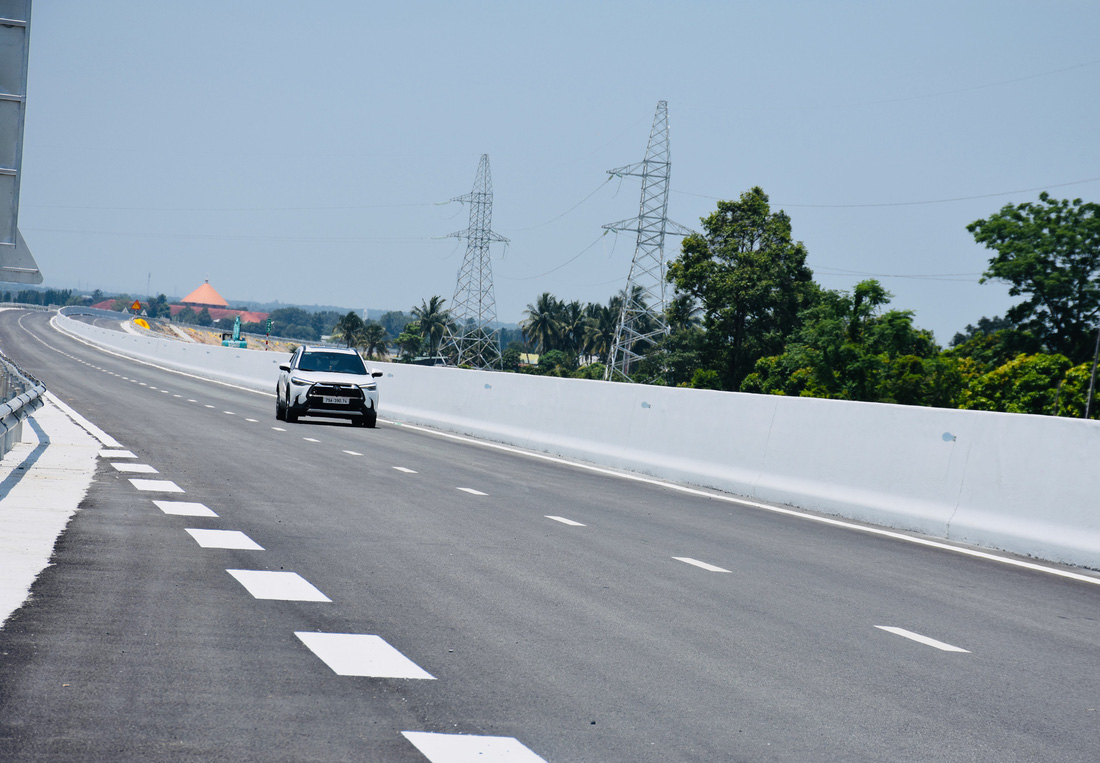 Những chiếc xe đầu tiên chạy trên cao tốc Nha Trang - Cam Lâm - Ảnh: MINH CHIẾN