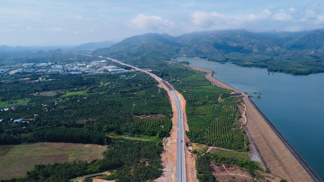 Tuyến cao tốc Nha Trang - Cam Lâm kỳ vọng sẽ phát triển kinh tế, du lịch vùng - Ảnh: THỤC NGHI