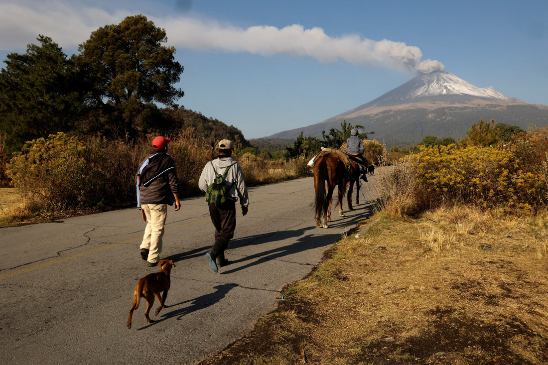 Mexico hủy lớp học nhiều nơi vì núi lửa hoạt động mạnh - Ảnh 1.