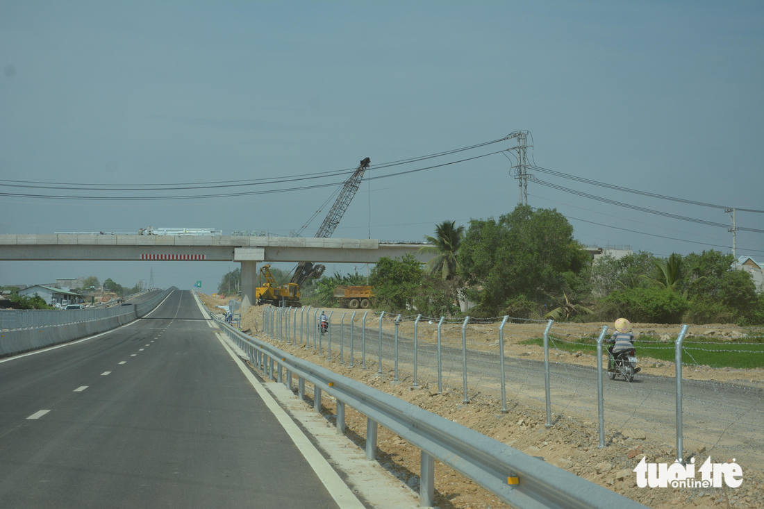 Chính thức thông xe, cao tốc Vĩnh Hảo - Phan Thiết vẫn ngổn ngang - Ảnh 7.