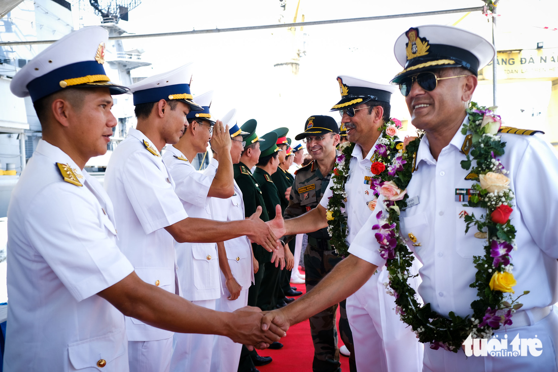Ngắm hai tàu khu trục tên lửa Ấn Độ đang ghé thăm Đà Nẵng - Ảnh 2.