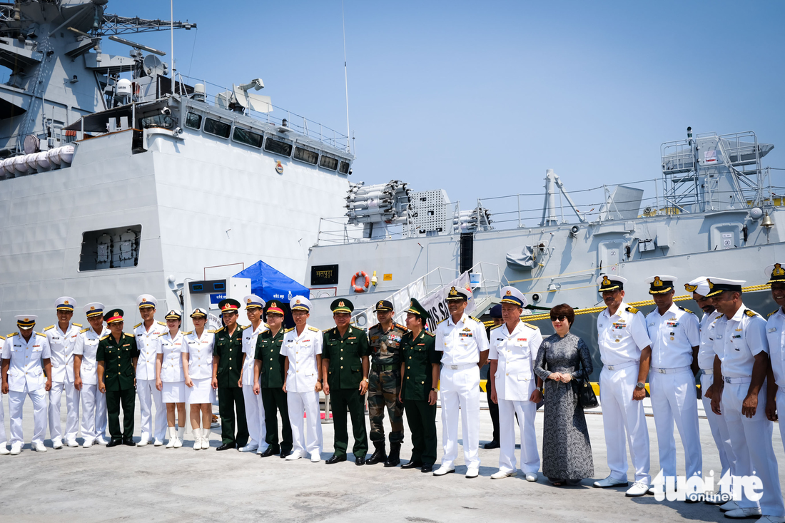 Ngắm hai tàu khu trục tên lửa Ấn Độ đang ghé thăm Đà Nẵng - Ảnh 4.