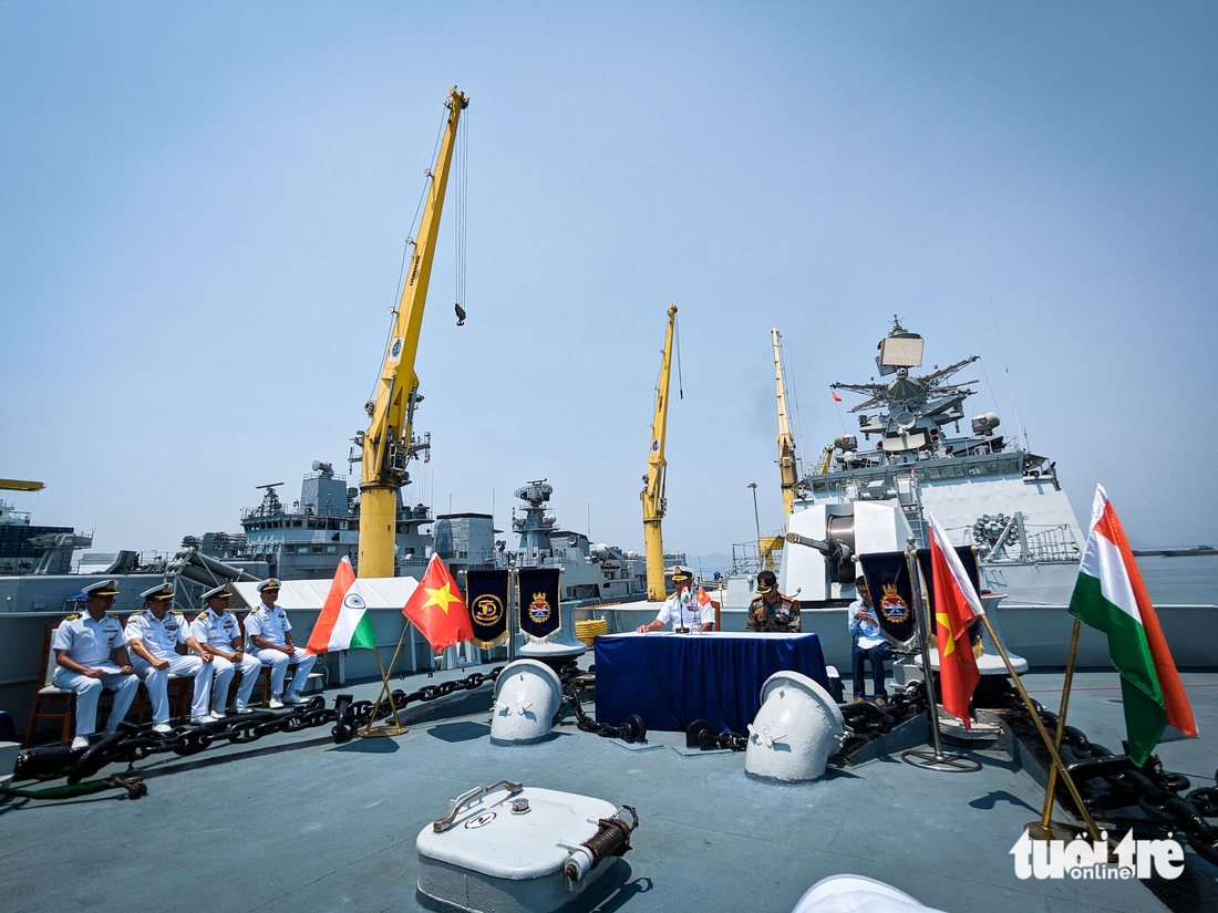 Ngắm hai tàu khu trục tên lửa Ấn Độ đang ghé thăm Đà Nẵng - Ảnh 7.
