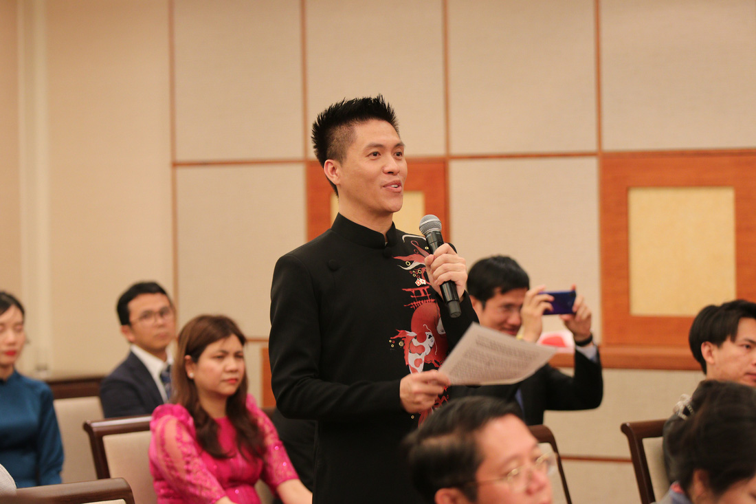 Thầy Nguyễn Duy Anh nêu nhiều kiến nghị tại cuộc gặp Thủ tướng Phạm Minh Chính - Ảnh: DUY LINH