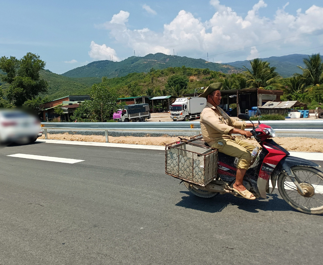 Người dân không đội mũ bảo hiểm, vô tư đi ngược chiều trên cao tốc - Ảnh: MINH CHIẾN