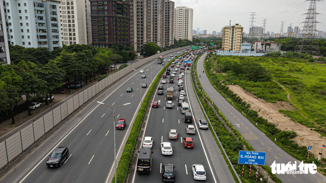 Trẻ em mệt nhoài cùng gia đình trở lại Hà Nội - Ảnh 5.