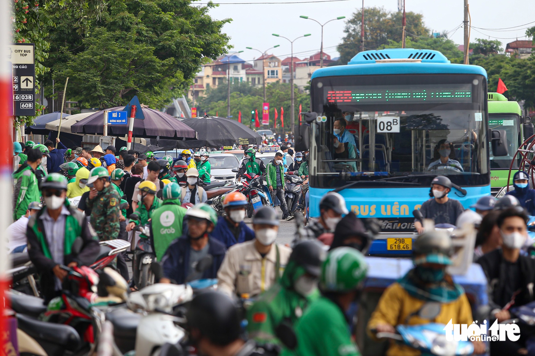 Trẻ em mệt nhoài cùng gia đình trở lại Hà Nội - Ảnh 7.