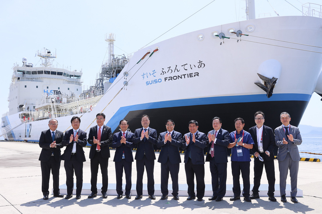 Thủ tướng Phạm Minh Chính thăm tàu chở hydro hóa lỏng đầu tiên trên thế giới của Nhật Bản vào tháng 5-2023 - Ảnh: NHẬT BẮC