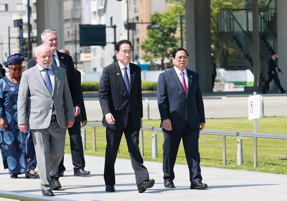 Thủ tướng Phạm Minh Chính cùng lãnh đạo G7 thăm công viên hòa bình Hiroshima - Ảnh 1.