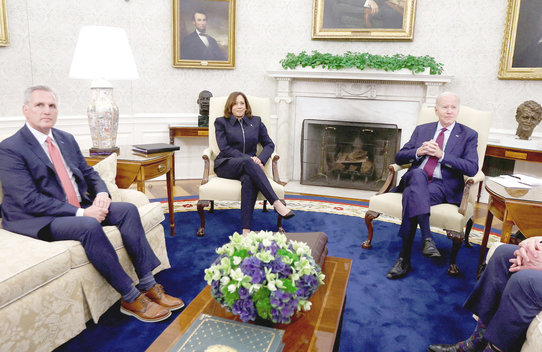 Tổng thống Biden chủ trì cuộc thảo luận về trần nợ với Chủ tịch Hạ viện McCarthy, Phó tổng thống Kamala Harris và các lãnh đạo quốc hội khác ở Nhà Trắng vào ngày 16-5 - Ảnh: REUTERS