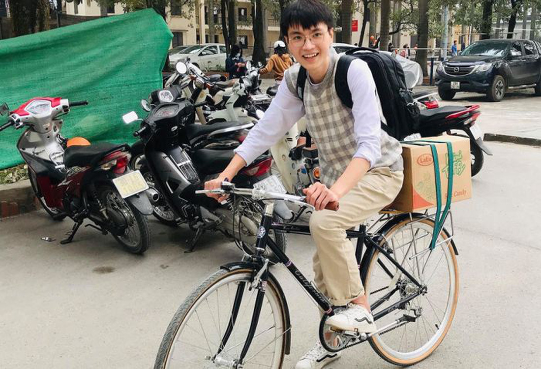 Thái Hải Đăng, chủ nhiệm dự án &quot;Sách đến tay em&quot; gây ấn tượng với chiếc xe đạp đi xin sách cho các bạn nhỏ - Ảnh: H.T.