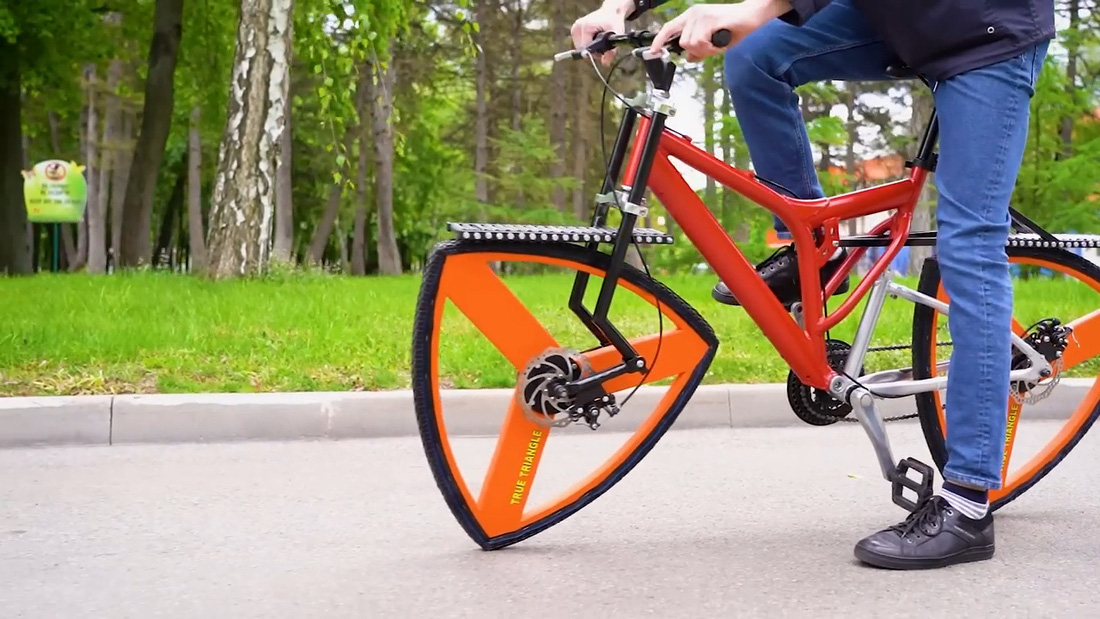 YouTuber tự chế xe đạp độc đáo: Bánh tam giác nhưng không xóc nảy - Ảnh 3.