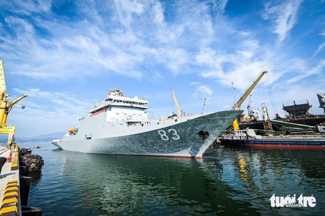 Tàu huấn luyện của hải quân Trung Quốc thăm Đà Nẵng - Ảnh 3.