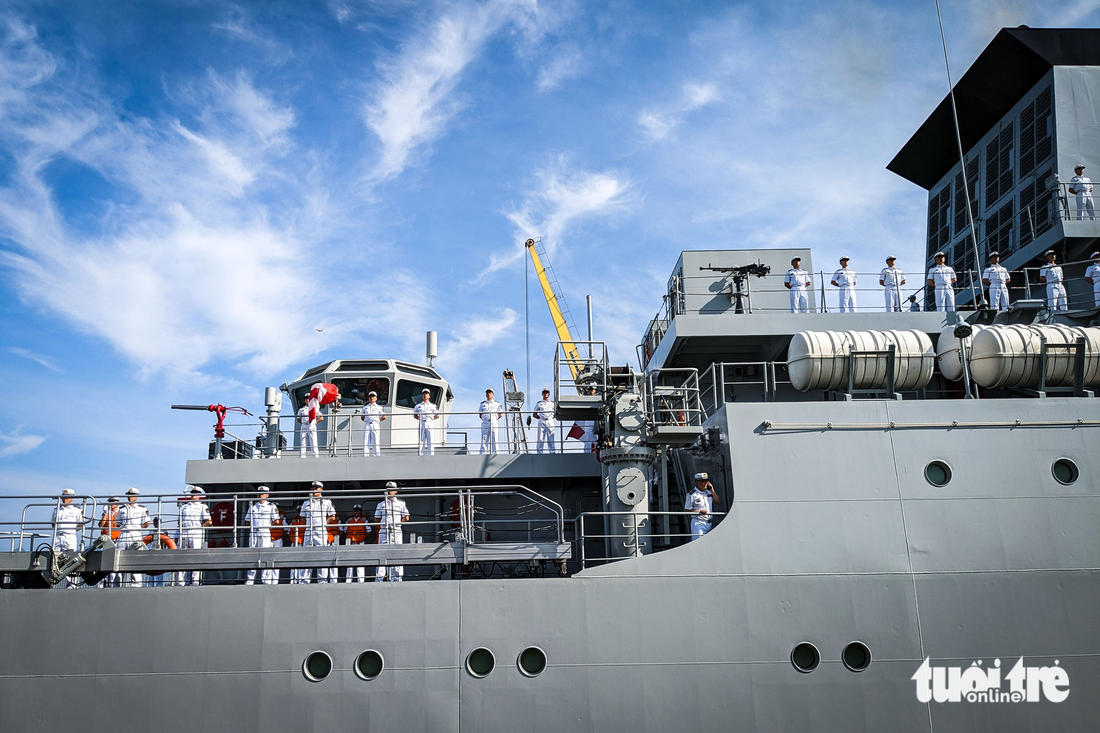 Tàu huấn luyện của hải quân Trung Quốc thăm Đà Nẵng - Ảnh 4.