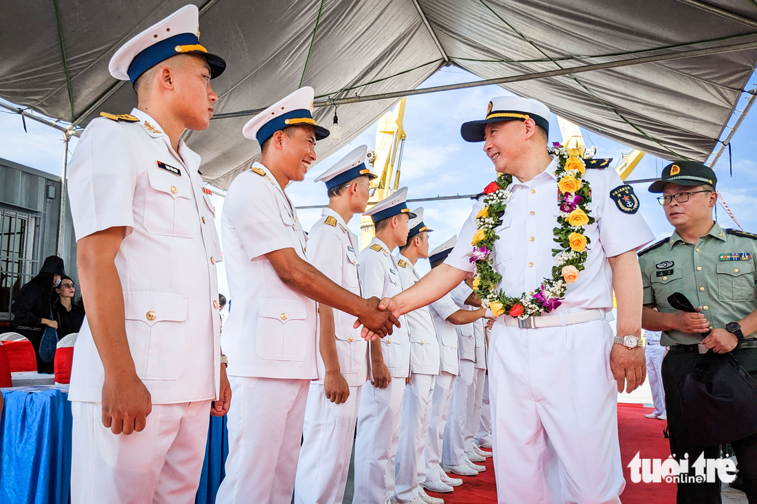 Tàu huấn luyện của hải quân Trung Quốc thăm Đà Nẵng - Ảnh 5.