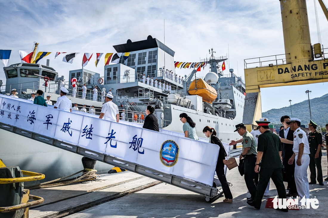 Tàu huấn luyện của hải quân Trung Quốc thăm Đà Nẵng - Ảnh 6.