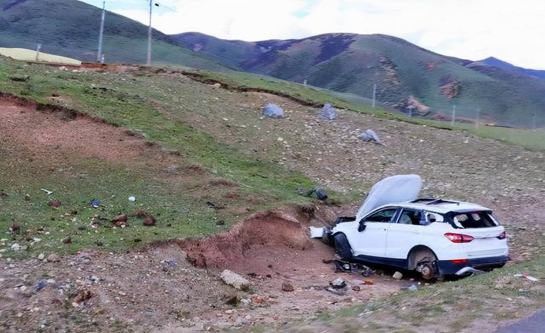 Kỳ lạ một tuyến đường ở Tây Tạng thường xuyên có xe bị bỏ rơi - Ảnh 6.