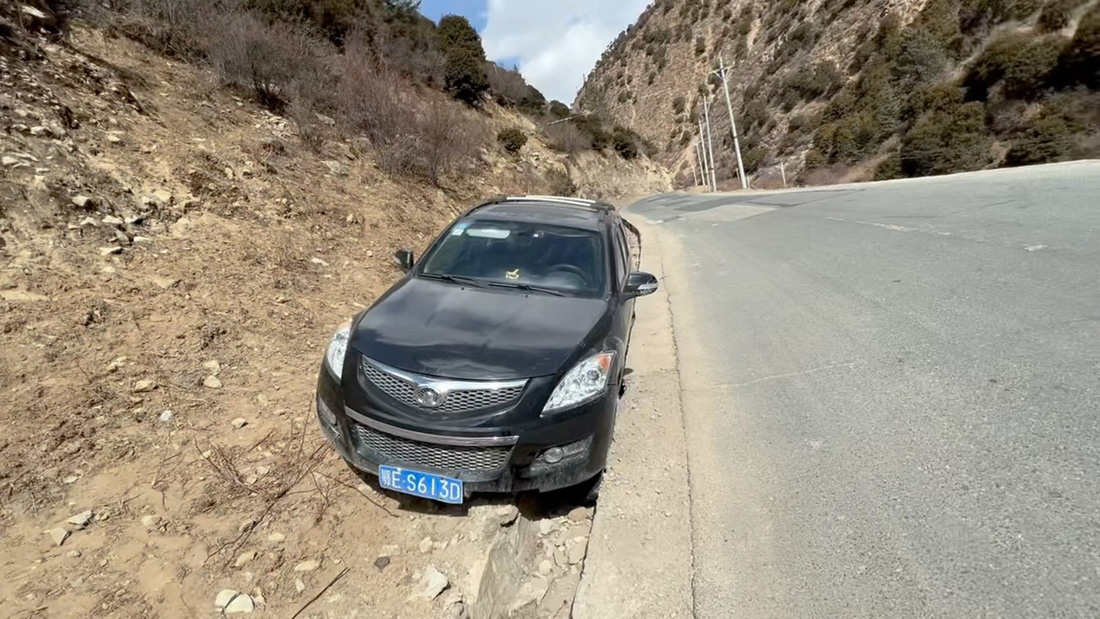 Kỳ lạ một tuyến đường ở Tây Tạng thường xuyên có xe bị bỏ rơi - Ảnh 3.