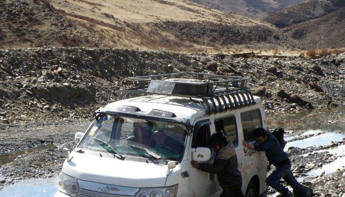 Kỳ lạ một tuyến đường ở Tây Tạng thường xuyên có xe bị bỏ rơi - Ảnh 5.